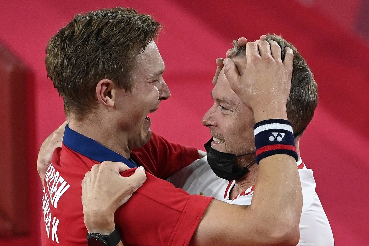 Viktor Axelsen - Kenneth Jonassen - Glæde - gråd - græde - græd - kram - tåre -tårer - OL - Tokyo 2020 - 2021 - Olympics - finale - guld - medalje - guldmedalje