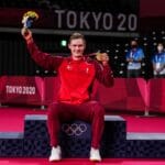 Viktor Axelsen - Kenneth Jonassen - Glæde - gråd - græde - græd - kram - tåre -tårer - OL - Tokyo 2020 - 2021 - Olympics - finale - guld - medalje - guldmedalje