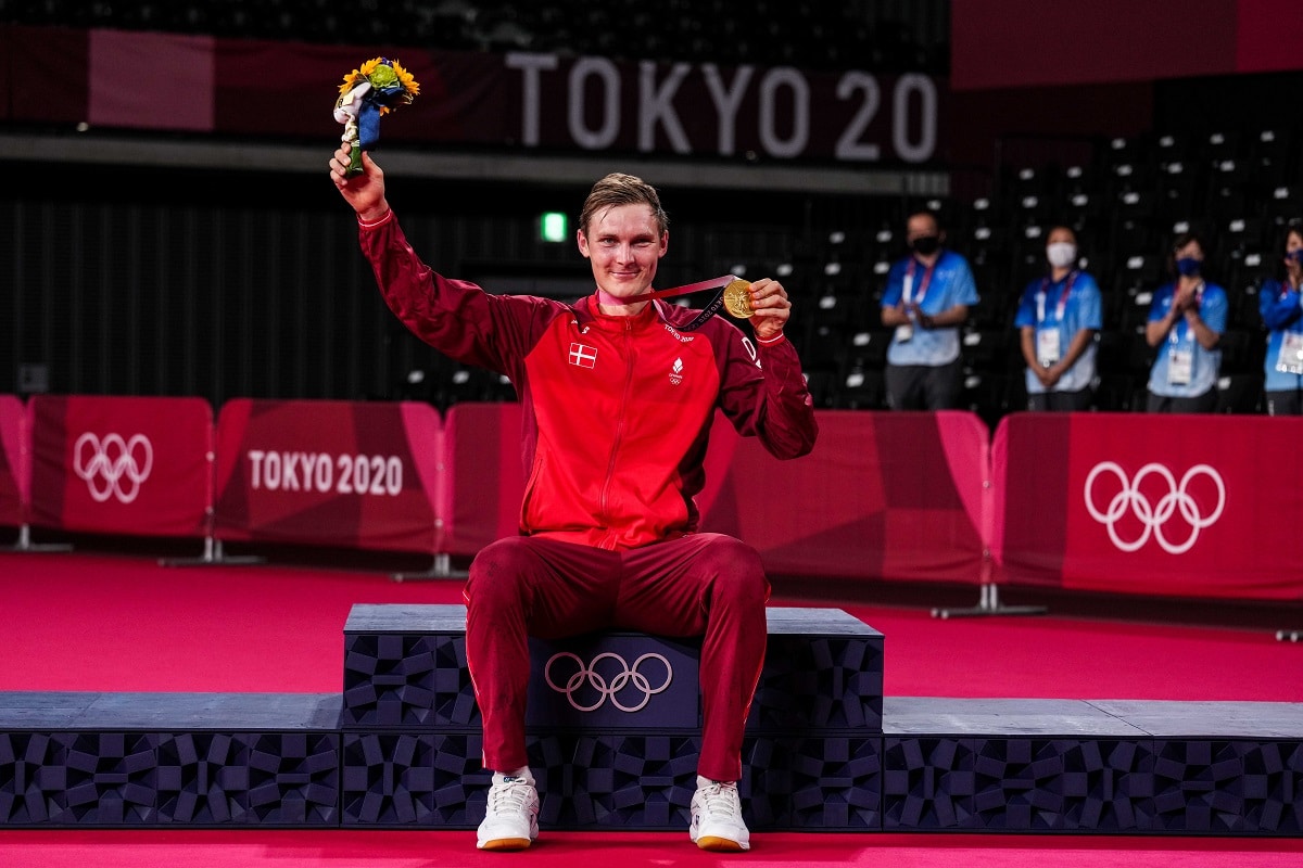 Viktor Axelsen - Kenneth Jonassen - Glæde - gråd - græde - græd - kram - tåre -tårer - OL - Tokyo 2020 - 2021 - Olympics - finale - guld - medalje - guldmedalje