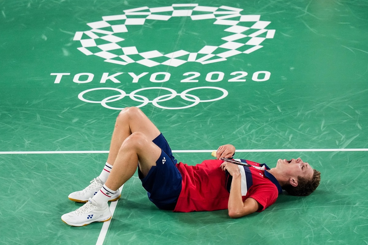 Viktor Axelsen - Kenneth Jonassen - Glæde - gråd - græde - græd - kram - tåre -tårer - OL - Tokyo 2020 - 2021 - Olympics - finale - guld - medalje - guldmedalje - skade - afbud - udkørt - træt