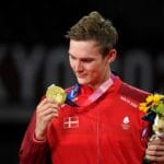 Viktor Axelsen - Kenneth Jonassen - Glæde - gråd - græde - græd - kram - tåre -tårer - OL - Tokyo 2020 - 2021 - Olympics - finale - guld - medalje - guldmedalje